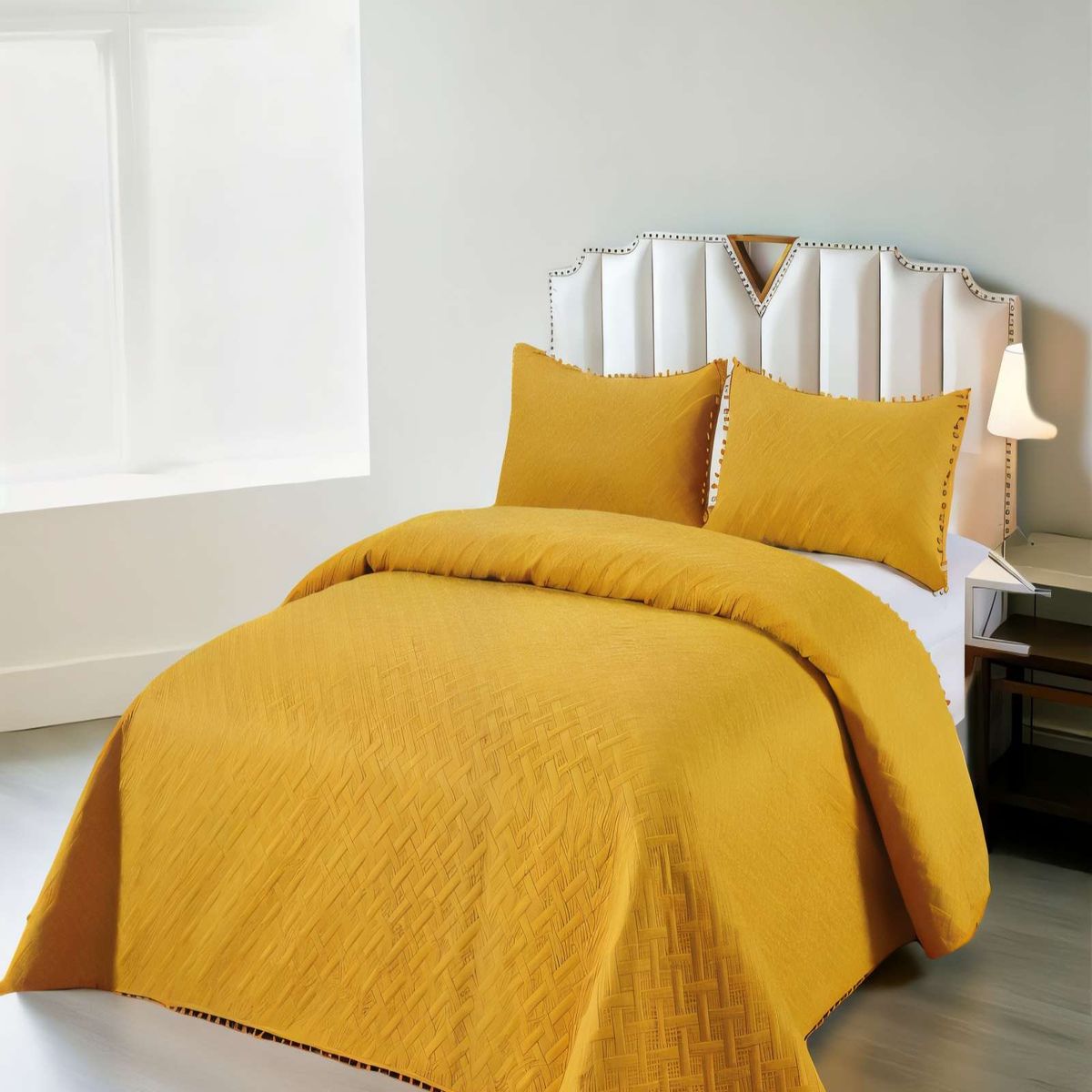 GENERICO - CUBRECAMA UNICOLOR CON POMPON PYM COLOR AMARILLO_.