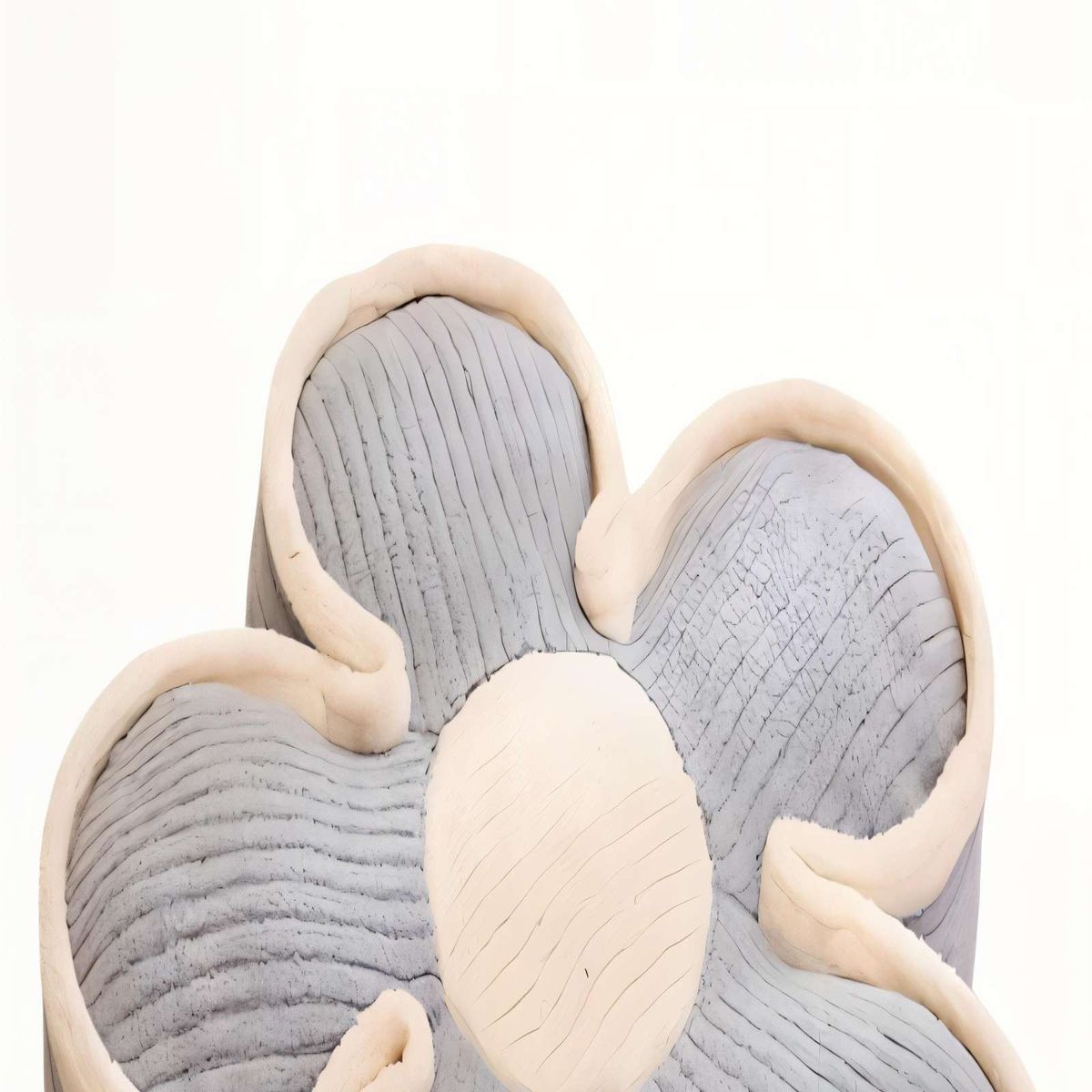 GENERICO - COJIN EN FORMA DE FLOR ACANALADO COLOR GRIS CON BORDE BEIGE