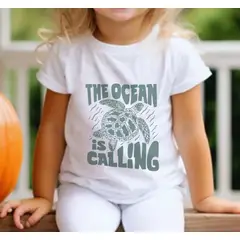 KIRAMA CLOTHING STORE - Polera Infantil Manga Corta “The Ocean Is Calling” Blanco