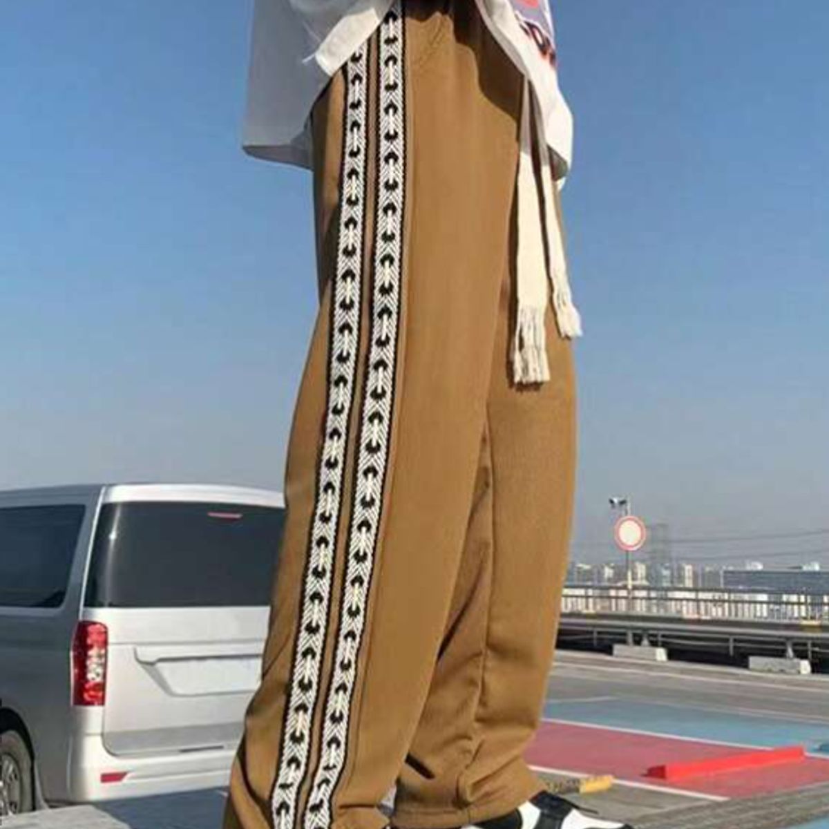 KIRAMA CLOTHING STORE - Pantalón Hombre Pierna Ancha Estilo Folk  Caqui