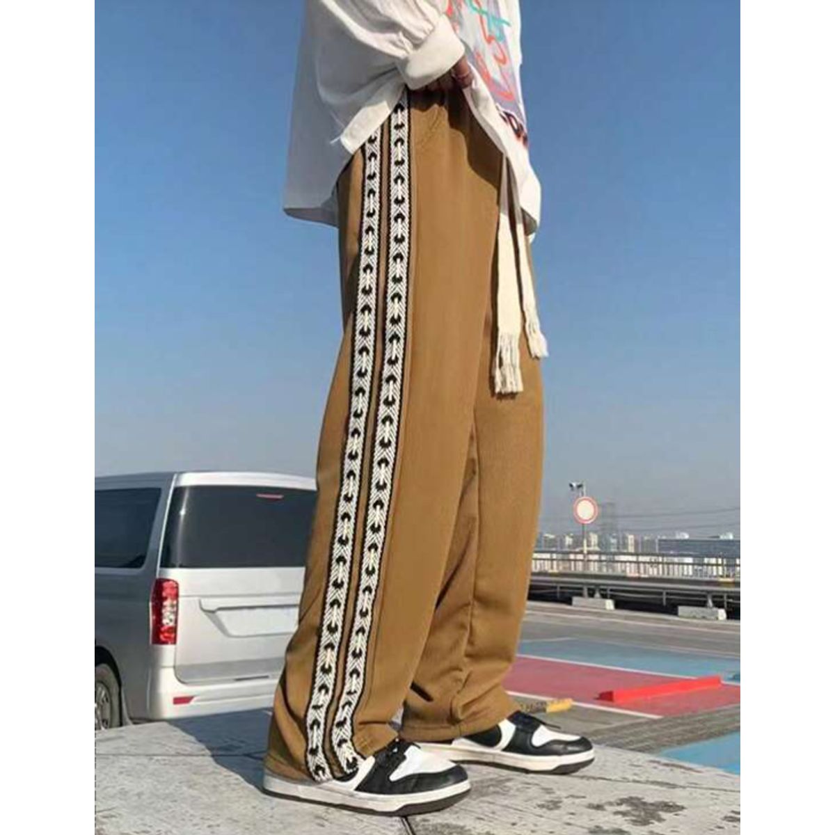 KIRAMA CLOTHING STORE - Pantalón Hombre Pierna Ancha Estilo Folk  Caqui