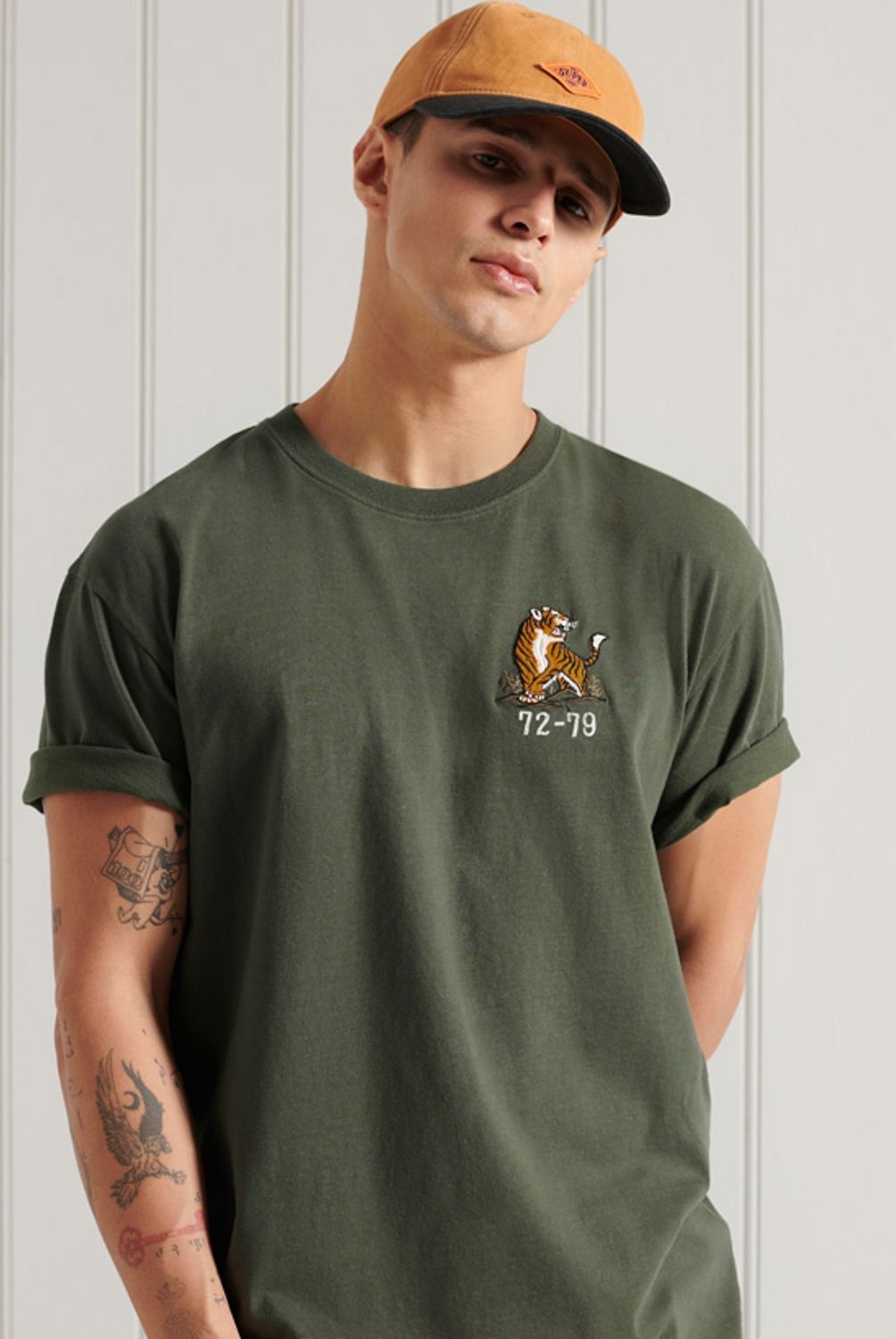 SUPERDRY - Polera Estampada Military Box Fit. Corte Cuadradoescote Redondo Mangas Cortas Gráfico Impreso Parche Con El Logo De La Firma Hombre