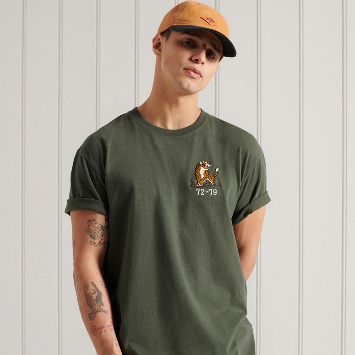 SUPERDRY - Polera Estampada Military Box Fit. Corte Cuadradoescote Redondo Mangas Cortas Gráfico Impreso Parche Con El Logo De La Firma Hombre