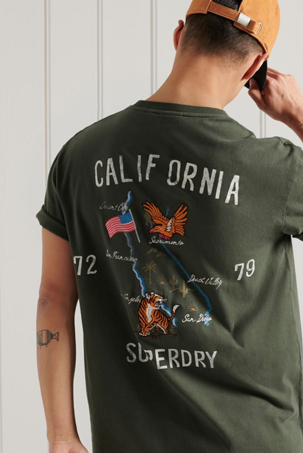 SUPERDRY - Polera Estampada Military Box Fit. Corte Cuadradoescote Redondo Mangas Cortas Gráfico Impreso Parche Con El Logo De La Firma Hombre