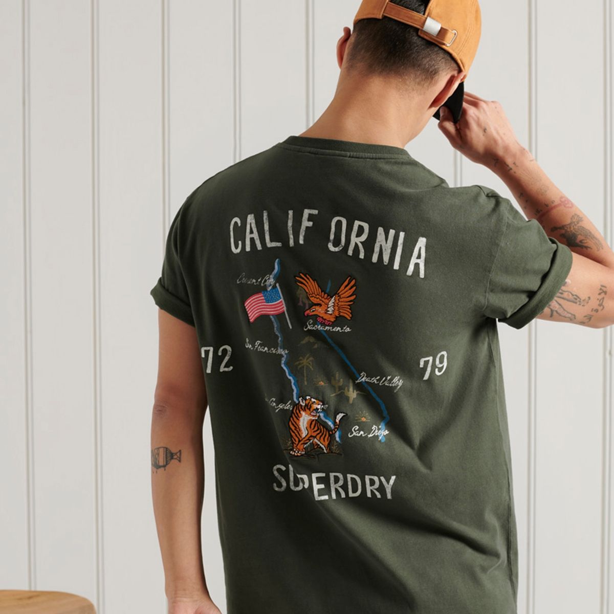 SUPERDRY - Polera Estampada Military Box Fit. Corte Cuadradoescote Redondo Mangas Cortas Gráfico Impreso Parche Con El Logo De La Firma Hombre