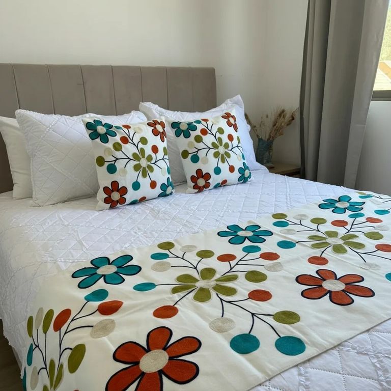 Set De Pieceras Bordadas Decorativas + Fundas Verde 2 PLAZAS