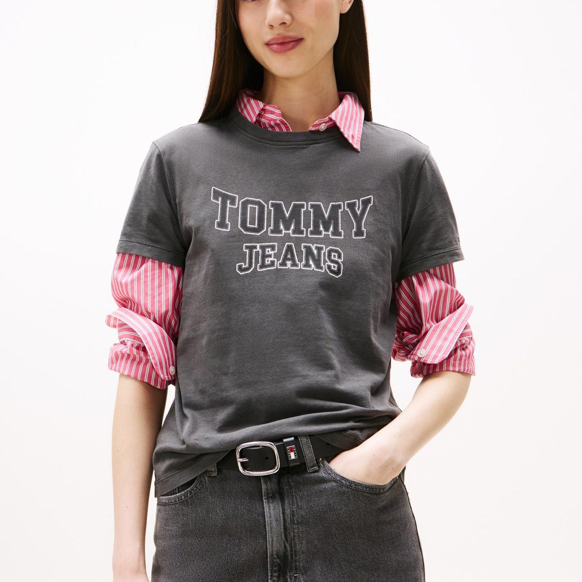 TOMMY HILFIGER - Polera Regular Fit Logo Varsity Gris Tommy Jeans