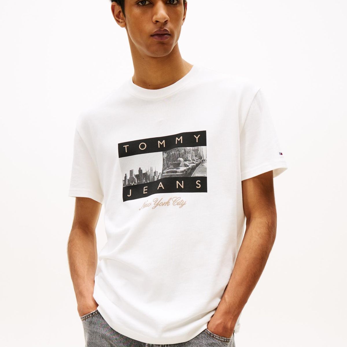 TOMMY HILFIGER - Polera Photo Flag Logo Regular Fit Blanco Tommy Jeans