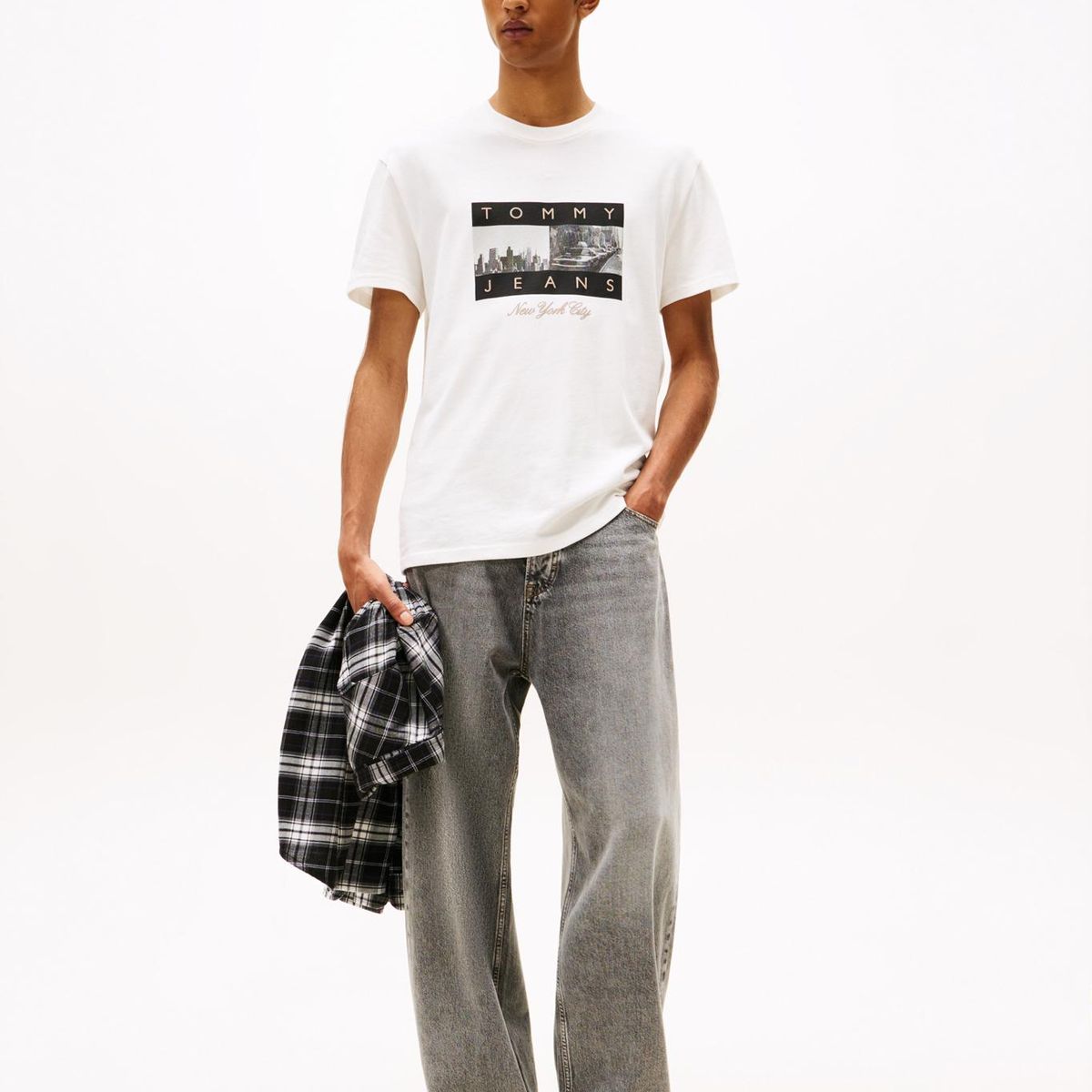 TOMMY HILFIGER - Polera Photo Flag Logo Regular Fit Blanco Tommy Jeans