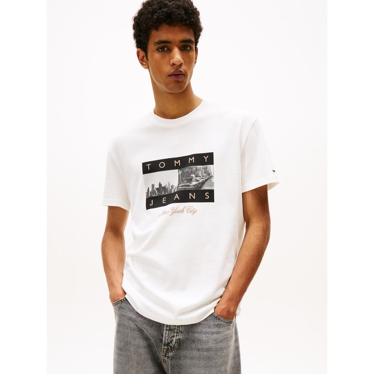 TOMMY HILFIGER - Polera Photo Flag Logo Regular Fit Blanco Tommy Jeans