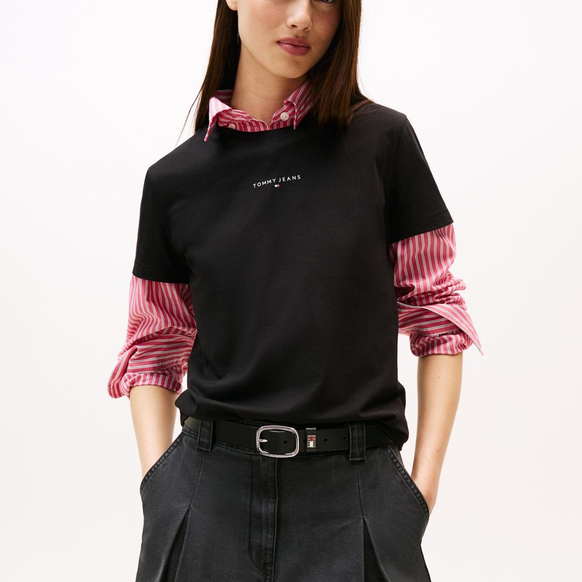 TOMMY HILFIGER - Polera Regular Fit Logo Lineal Negro Tommy Jeans