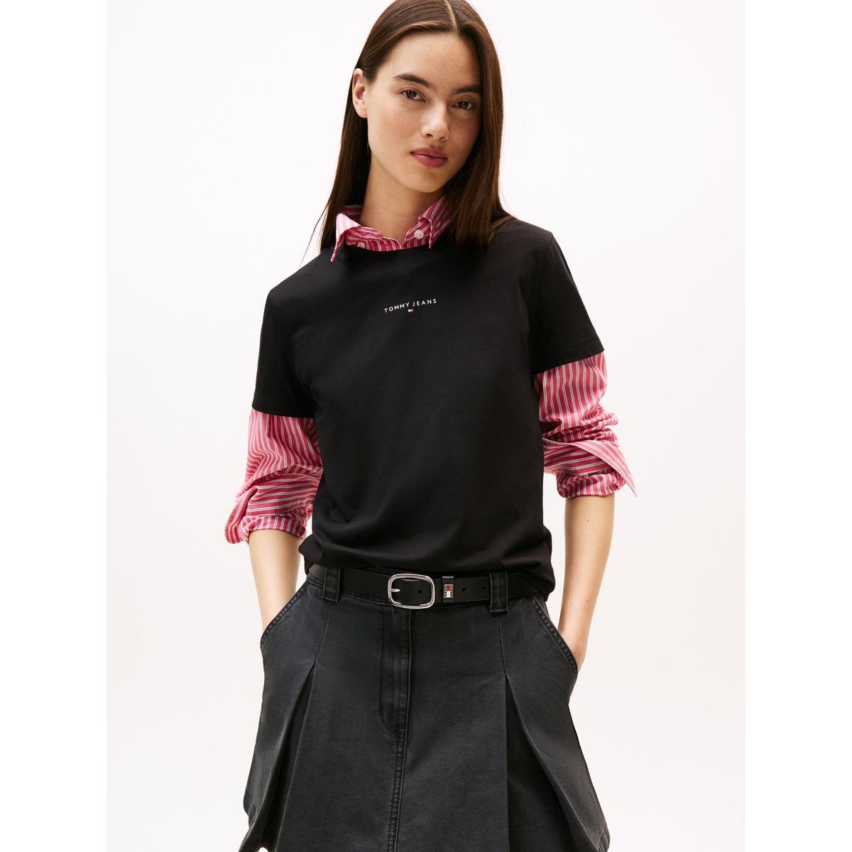 TOMMY HILFIGER - Polera Regular Fit Logo Lineal Negro Tommy Jeans