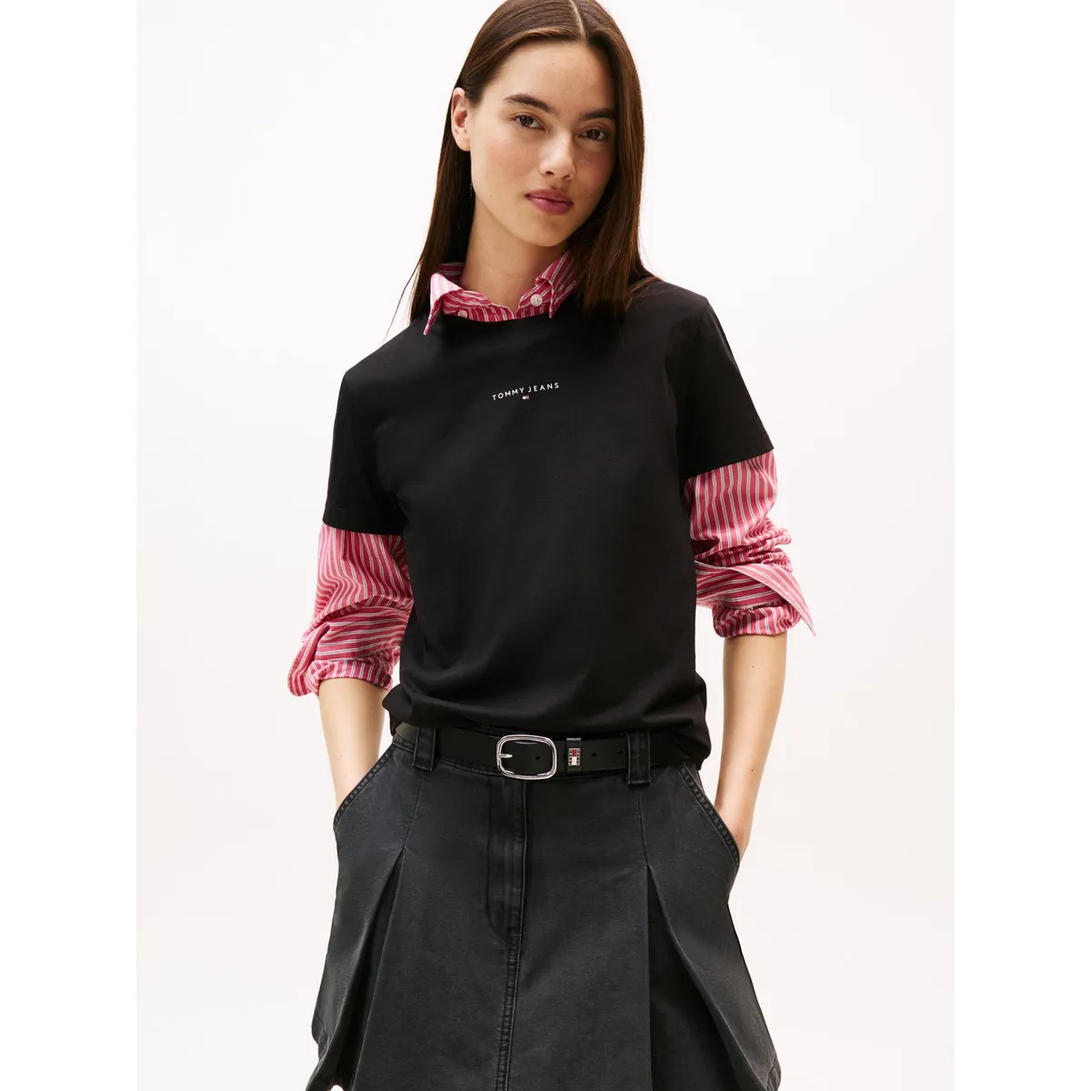 TOMMY HILFIGER - Polera Regular Fit Logo Lineal Negro Tommy Jeans