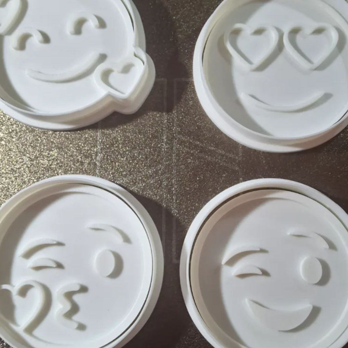 GENERICO - Cortadores de galletas Emoji Love (pack 4 un)