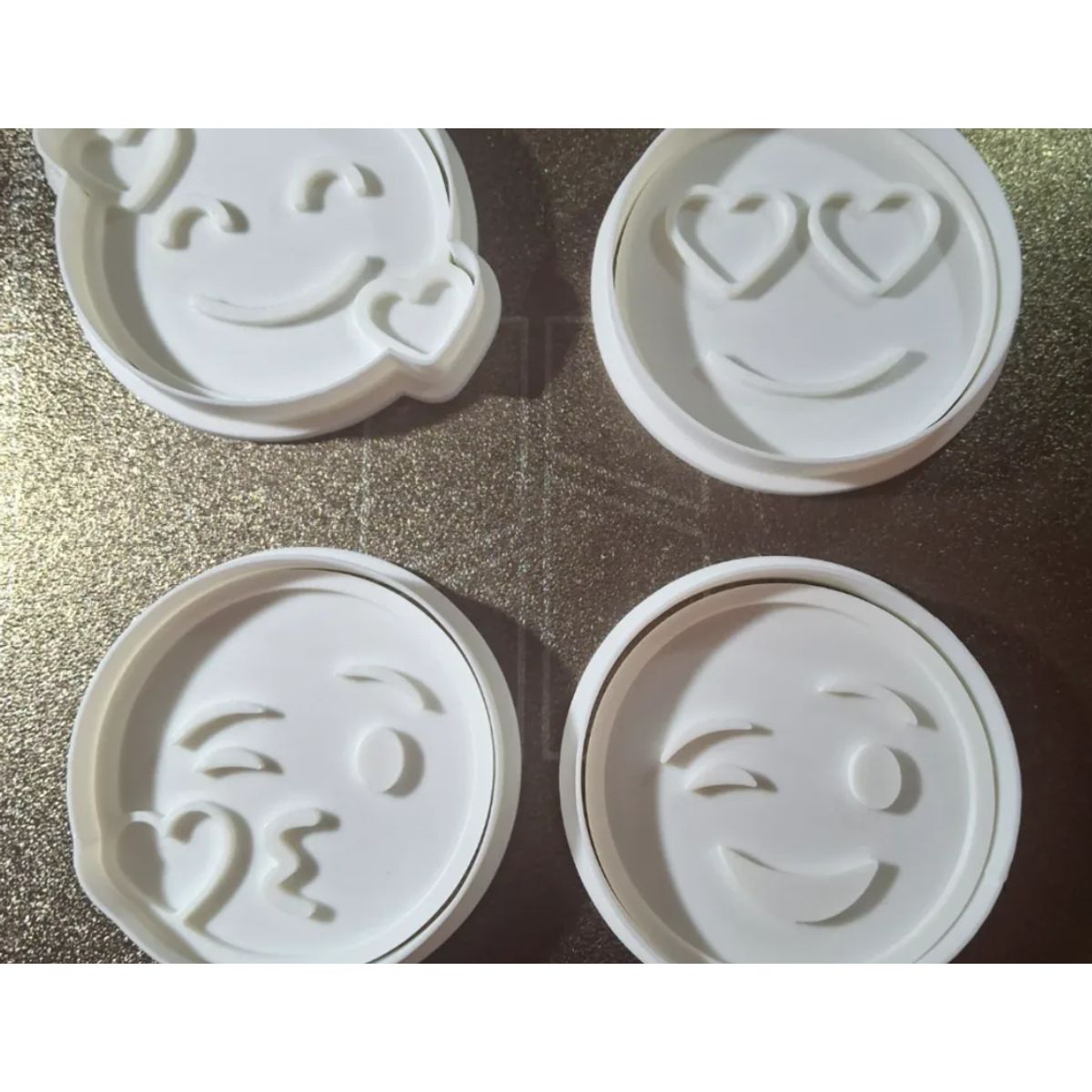 GENERICO - Cortadores de galletas Emoji Love (pack 4 un)