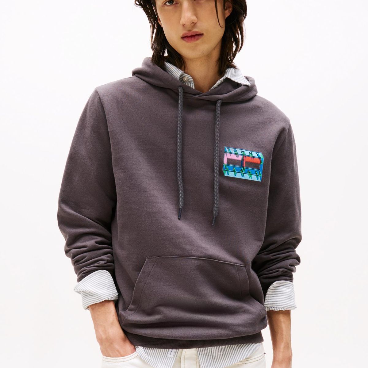 TOMMY HILFIGER - Polerón Hoodie Flag Con Logo Gráfico Gris Tommy Jeans