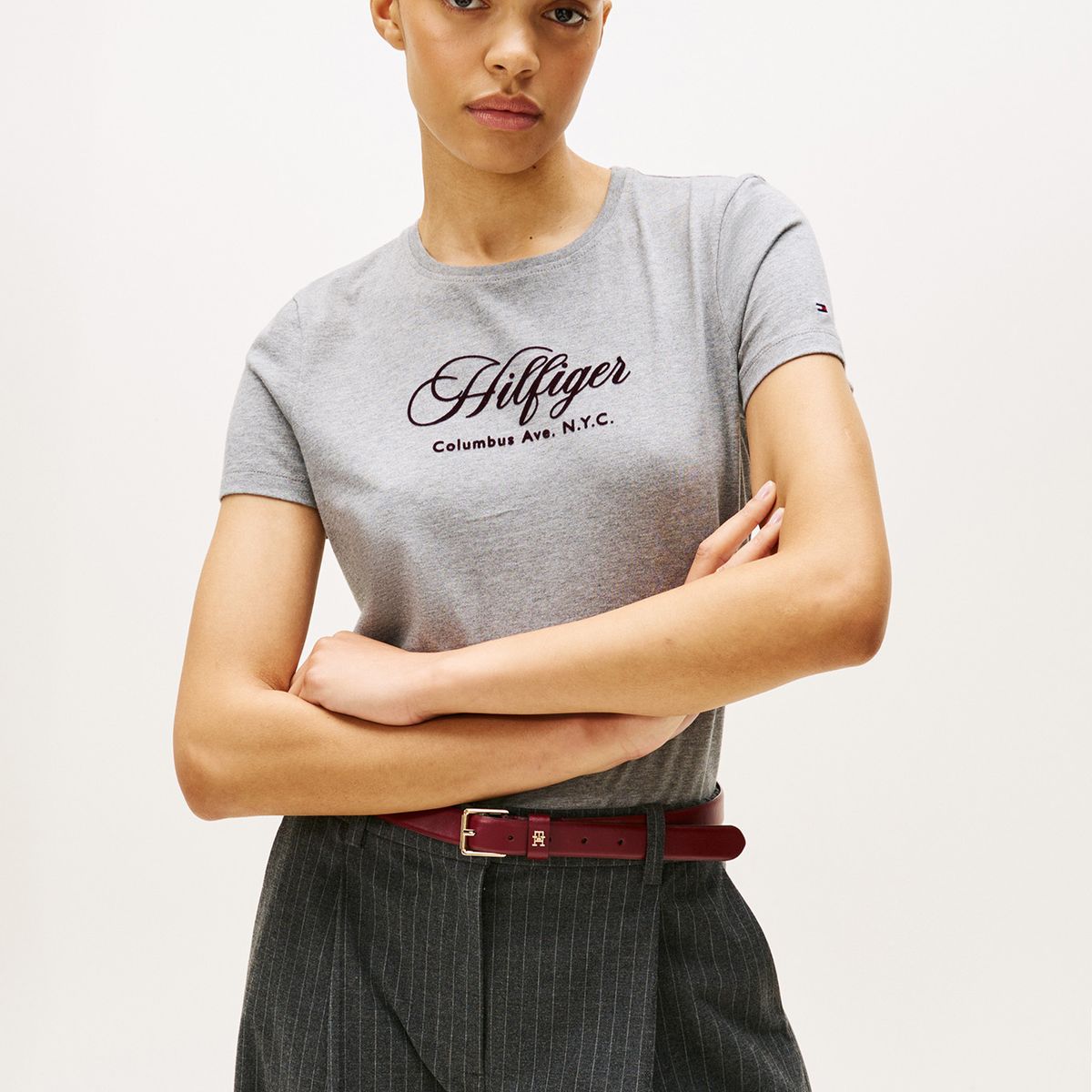 TOMMY HILFIGER - Polera Con Logo Bordado Regular Fit Gris Tommy Hilfiger