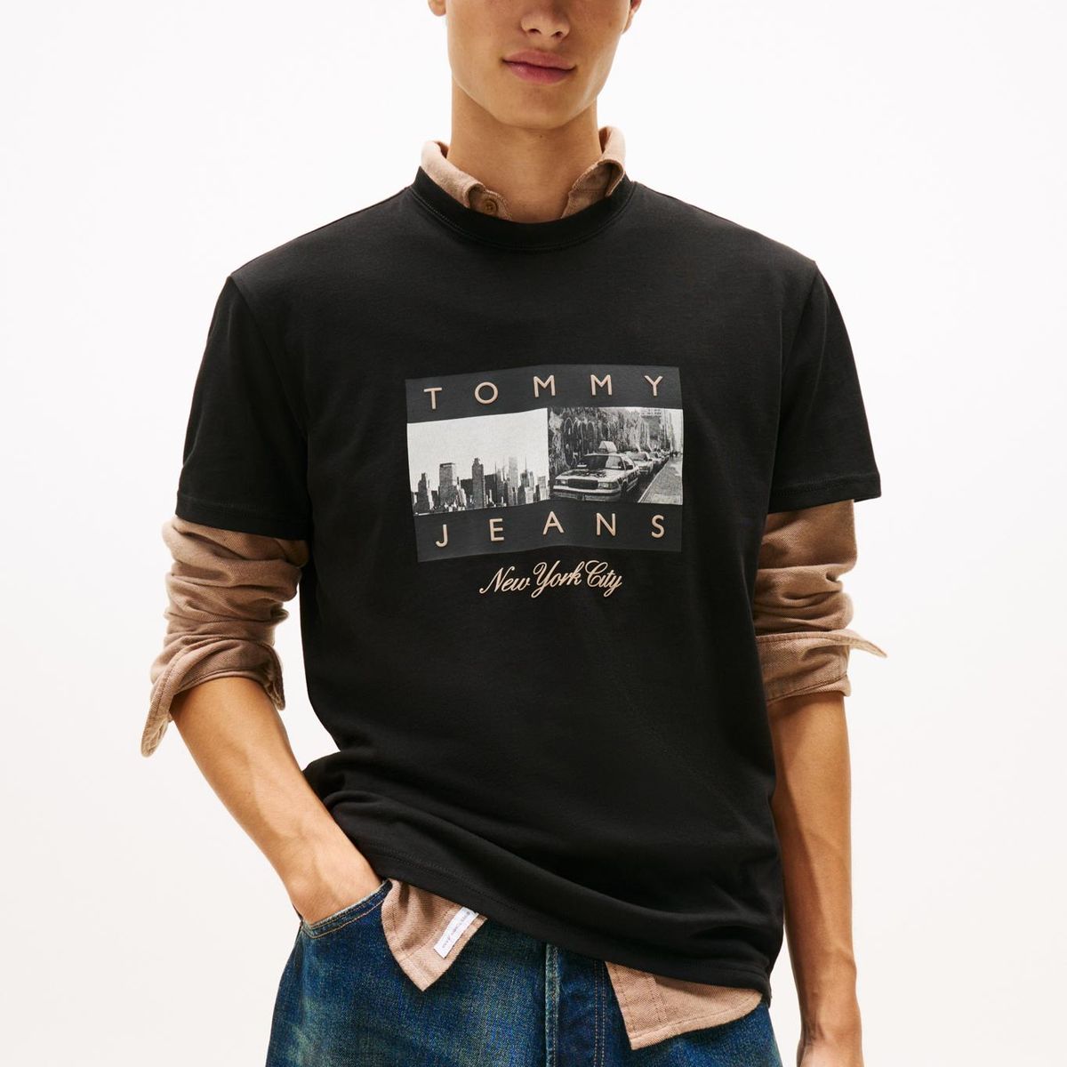 TOMMY HILFIGER - Polera Photo Flag Logo Regular Fit Negro Tommy Jeans