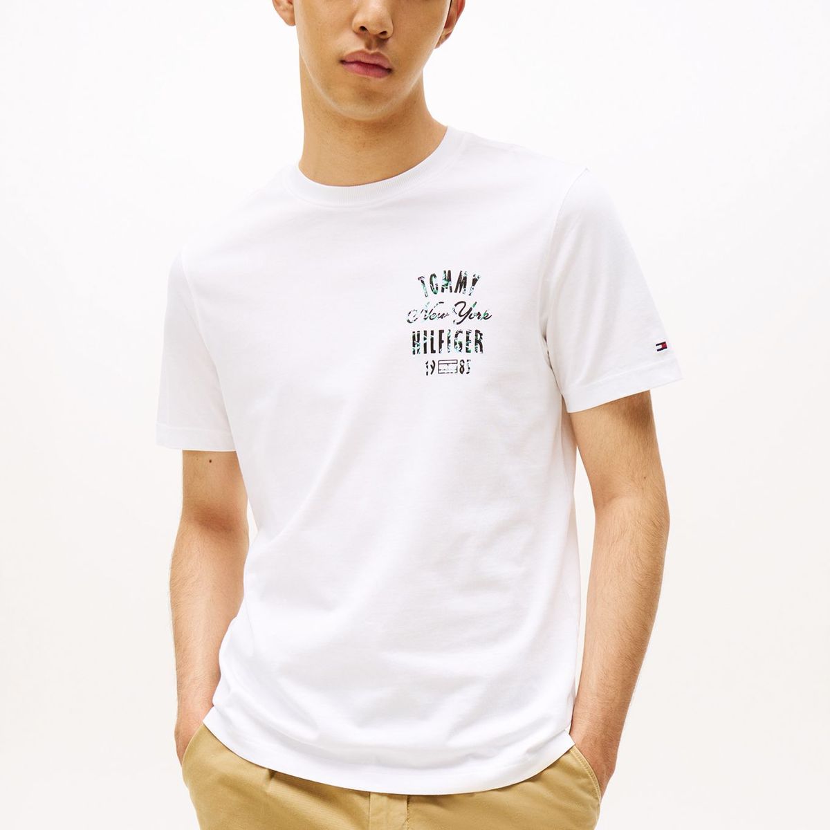 TOMMY HILFIGER - Polera Con Logo Gráfico Regular Fit Blanco Tommy Hilfiger