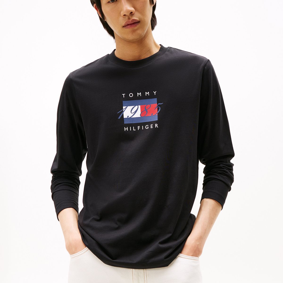 TOMMY HILFIGER - Polera Linear Flag Graphic Logo Negro Tommy Hilfiger