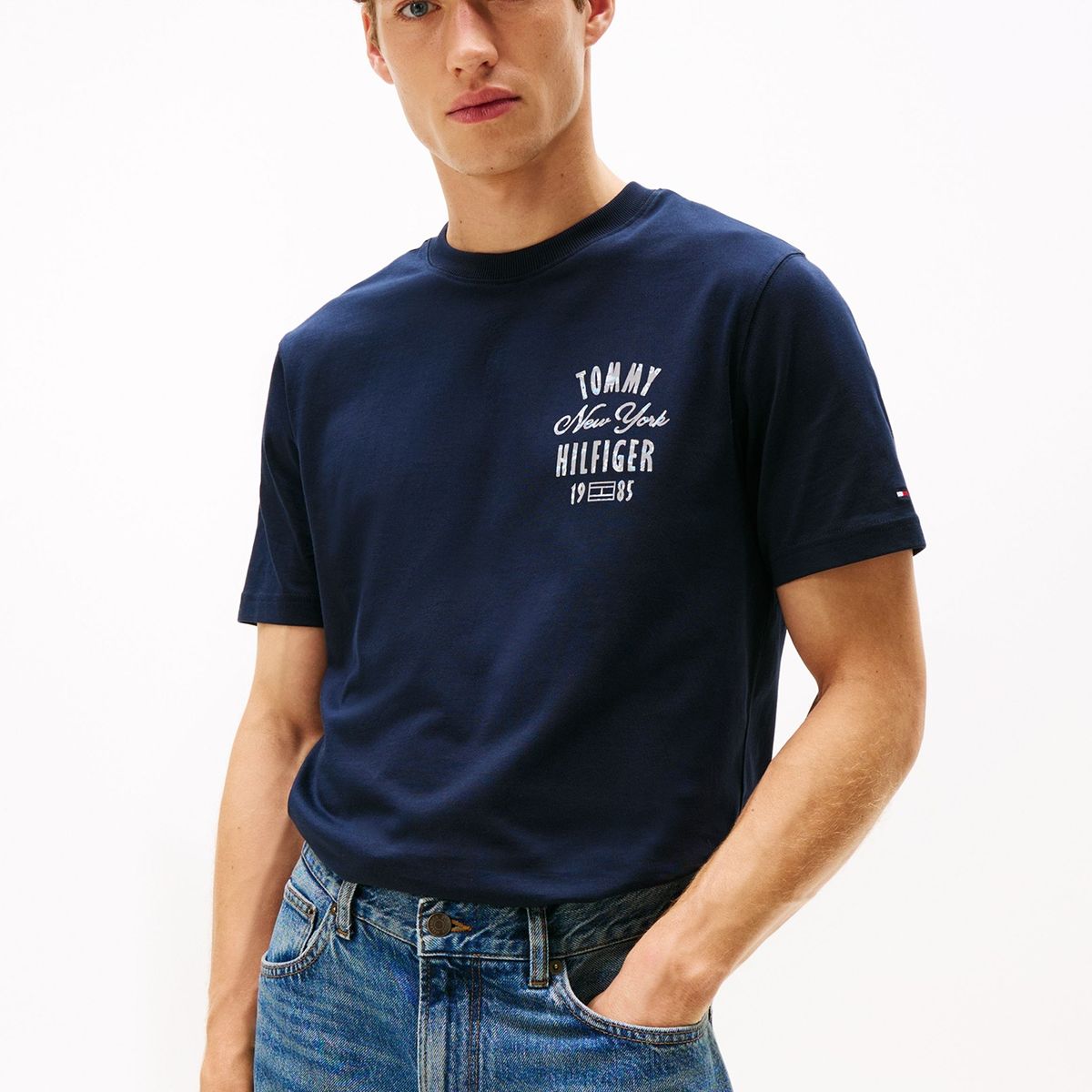 TOMMY HILFIGER - Polera Con Logo Gráfico Regular Fit Azul Tommy Hilfiger