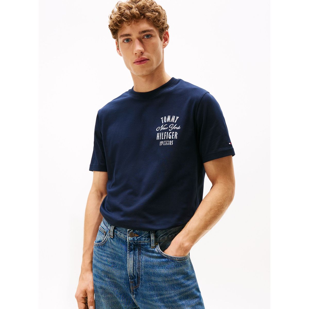 TOMMY HILFIGER - Polera Con Logo Gráfico Regular Fit Azul Tommy Hilfiger