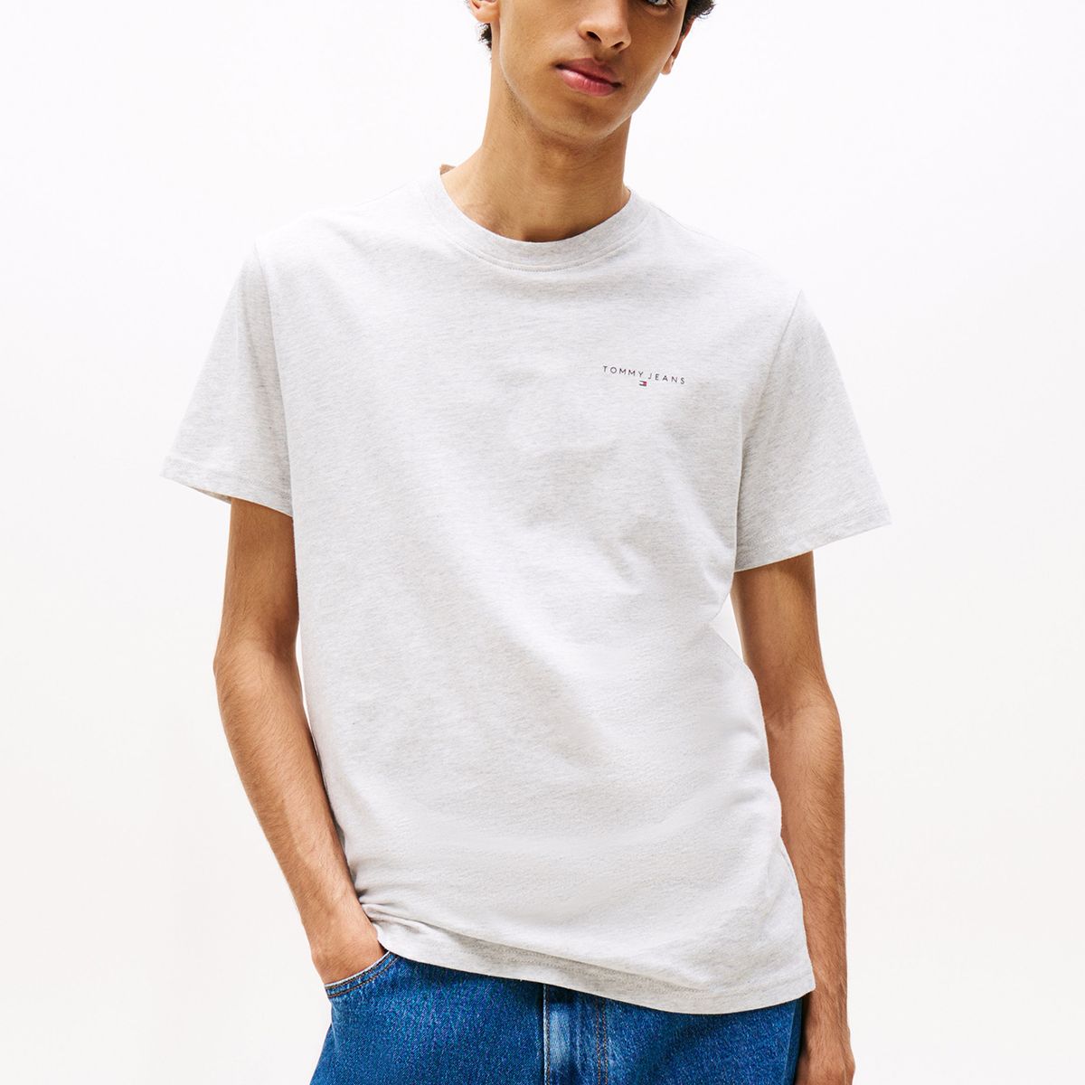 TOMMY HILFIGER - Polera Con Logo Lineal Slim Fit Gris Tommy Jeans