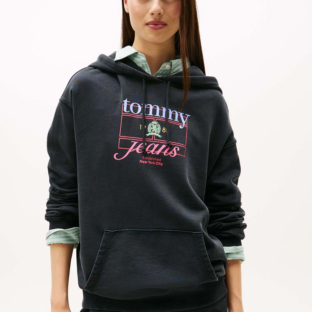 TOMMY HILFIGER - Polerón Hoodie Logo Crest Negro Tommy Jeans