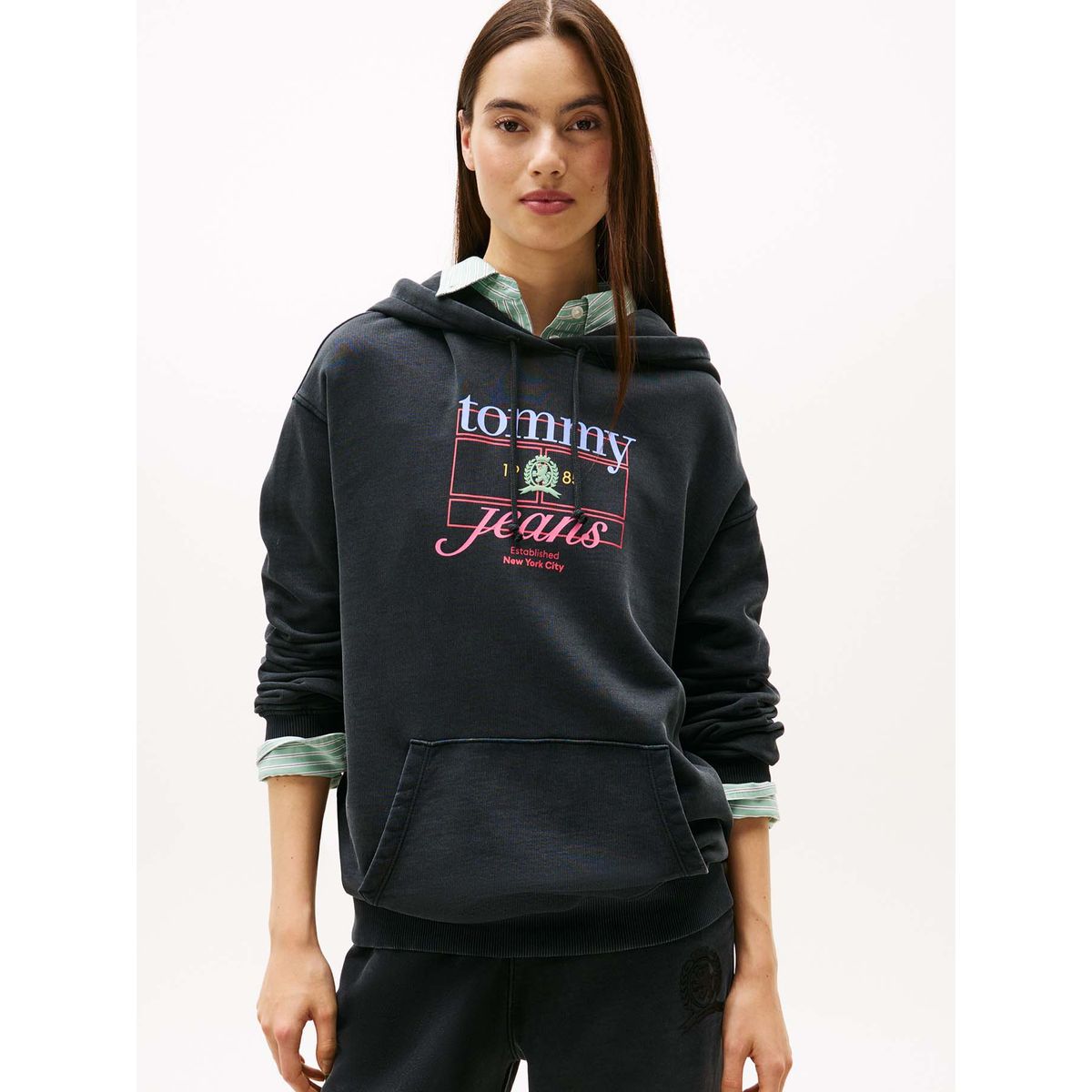 TOMMY HILFIGER - Polerón Hoodie Logo Crest Negro Tommy Jeans