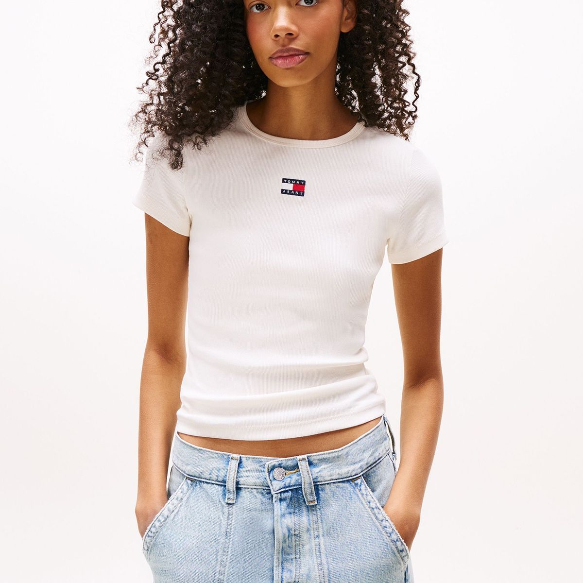 TOMMY HILFIGER - Polera Slim Fit Con Parche Blanco Tommy Jeans