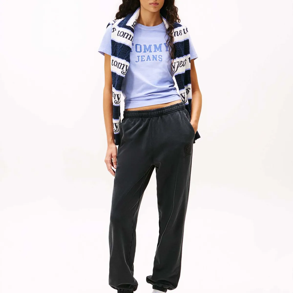 TOMMY HILFIGER - Polera Regular Fit Logo Varsity Lila Tommy Jeans