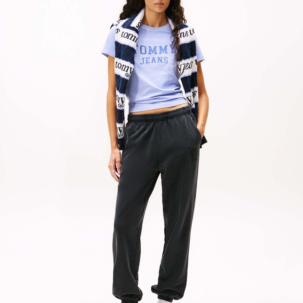 TOMMY HILFIGER - Polera Regular Fit Logo Varsity Lila Tommy Jeans