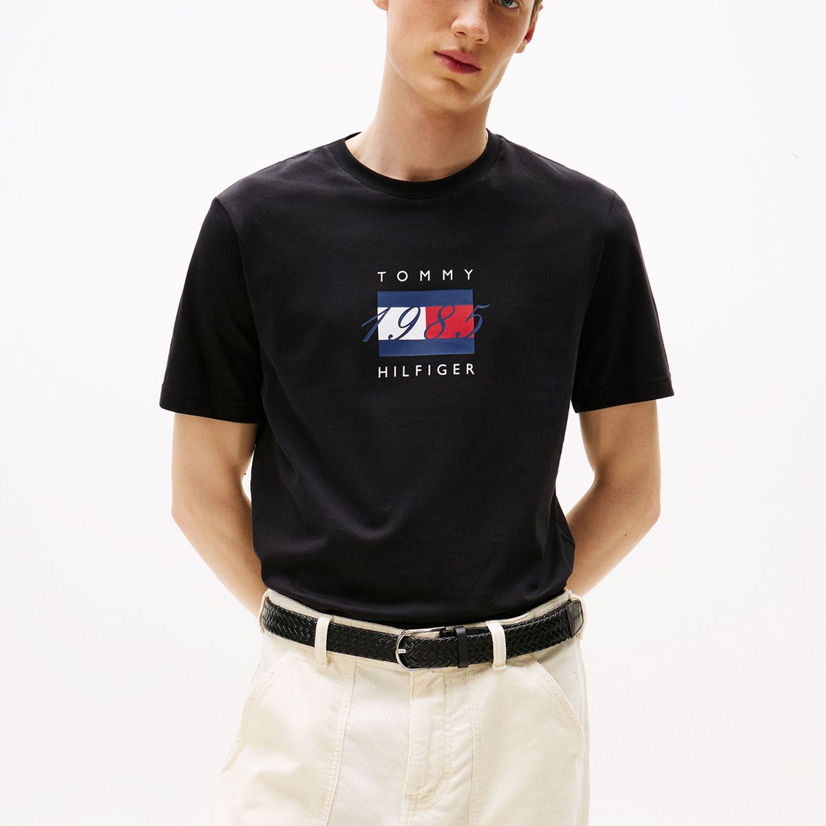 TOMMY HILFIGER - Polera Con Logo Flag Gráfico Negro Tommy Hilfiger