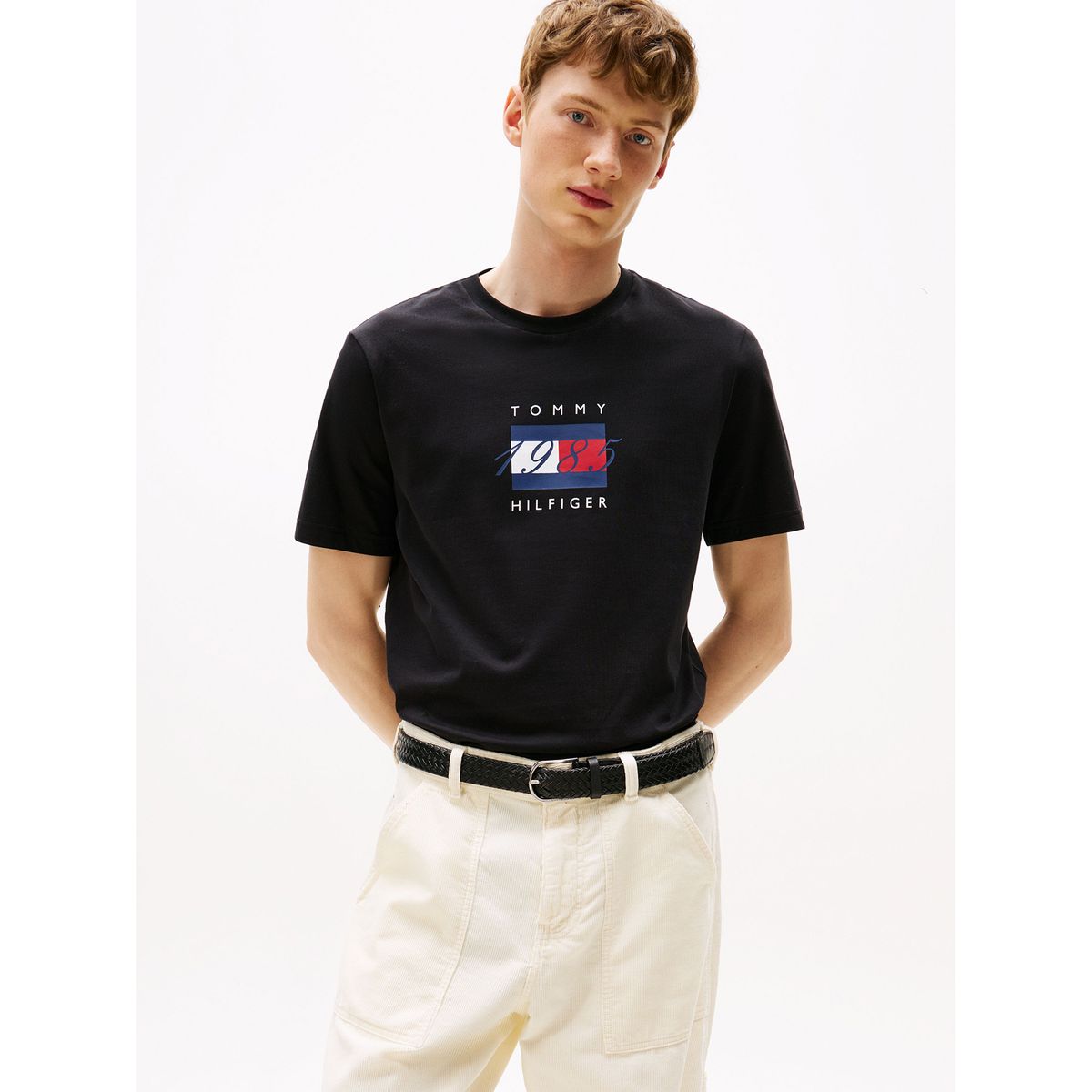 TOMMY HILFIGER - Polera Con Logo Flag Gráfico Negro Tommy Hilfiger