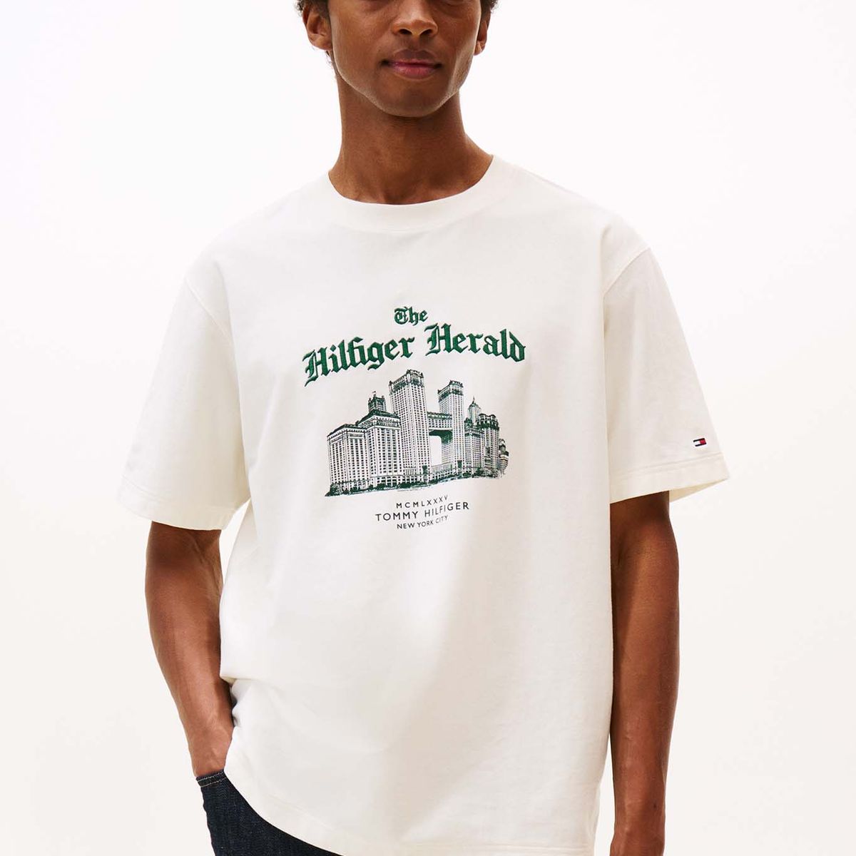 TOMMY HILFIGER - Polera Skyline Logo Relaxed Fit Blanco Tommy Hilfiger