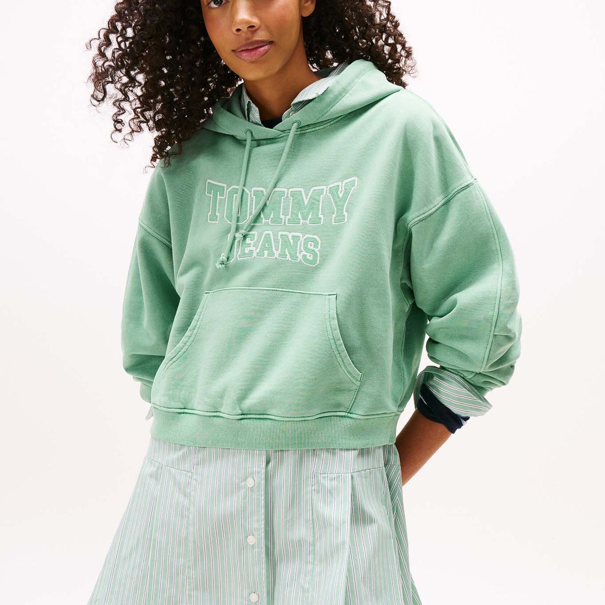 TOMMY HILFIGER - Polerón Hoodie Crop Relaxed Con Logo Verde Tommy Jeans