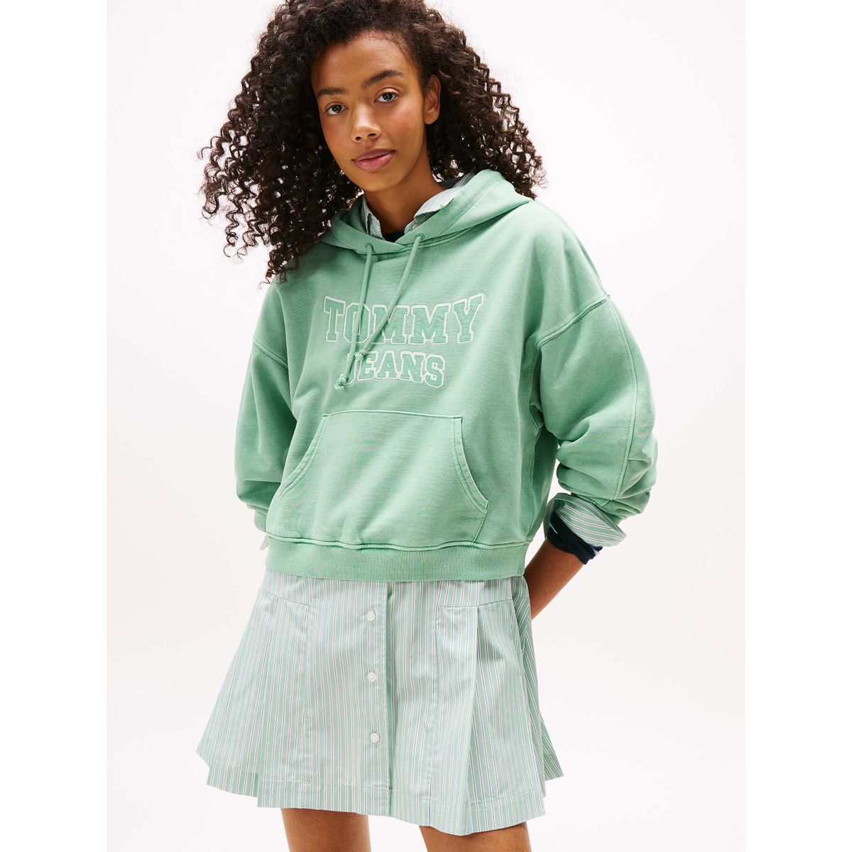 TOMMY HILFIGER - Polerón Hoodie Crop Relaxed Con Logo Verde Tommy Jeans