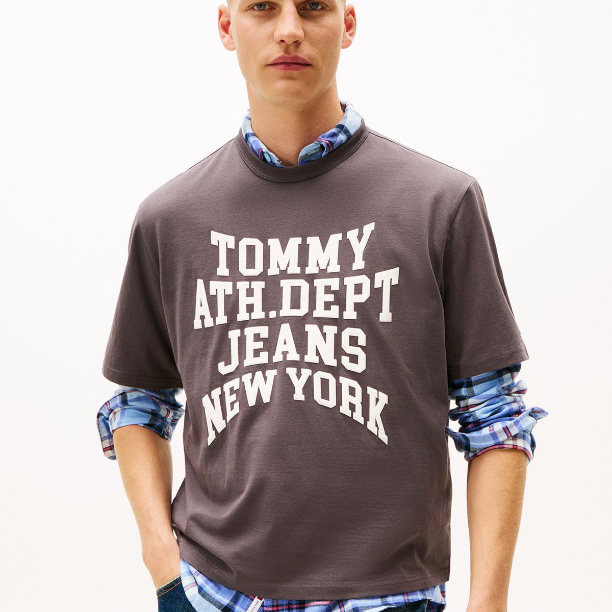 TOMMY HILFIGER - Polera 90S Varsity Logo Gris Tommy Jeans