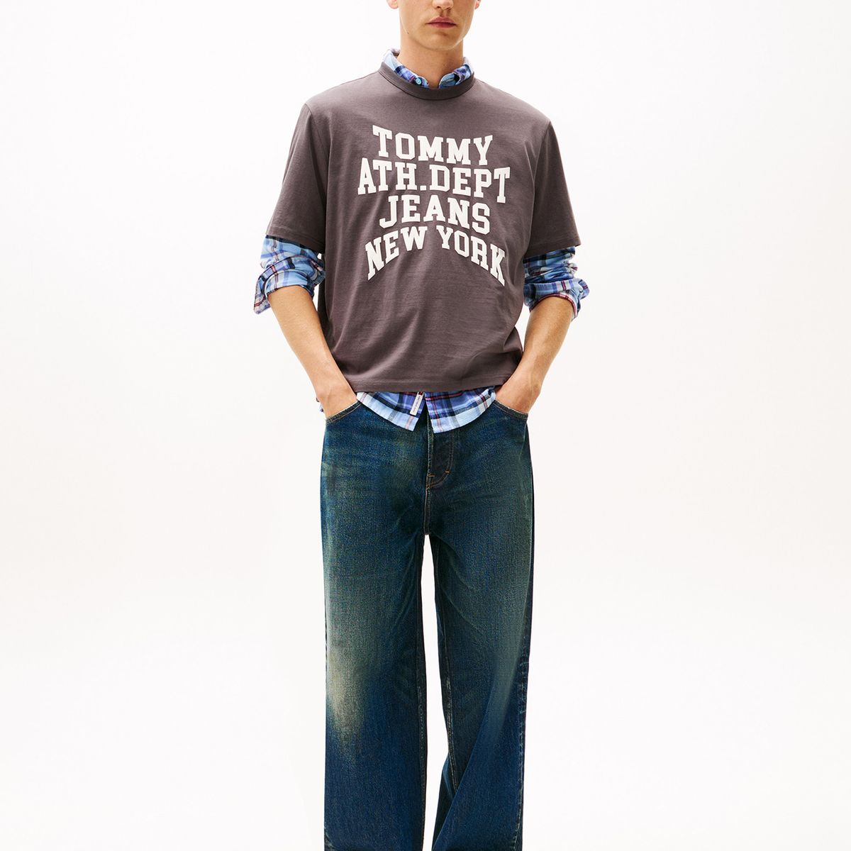 TOMMY HILFIGER - Polera 90S Varsity Logo Gris Tommy Jeans