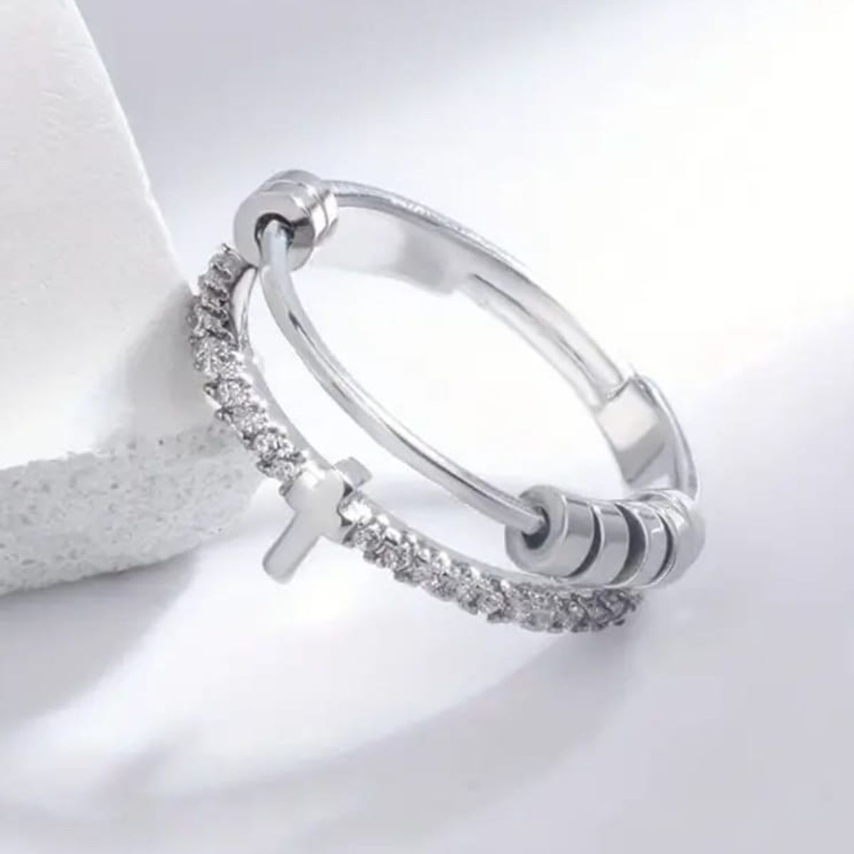 GENERICO - Anillo Ajustable Cruz Eterna con Zircones Premium
