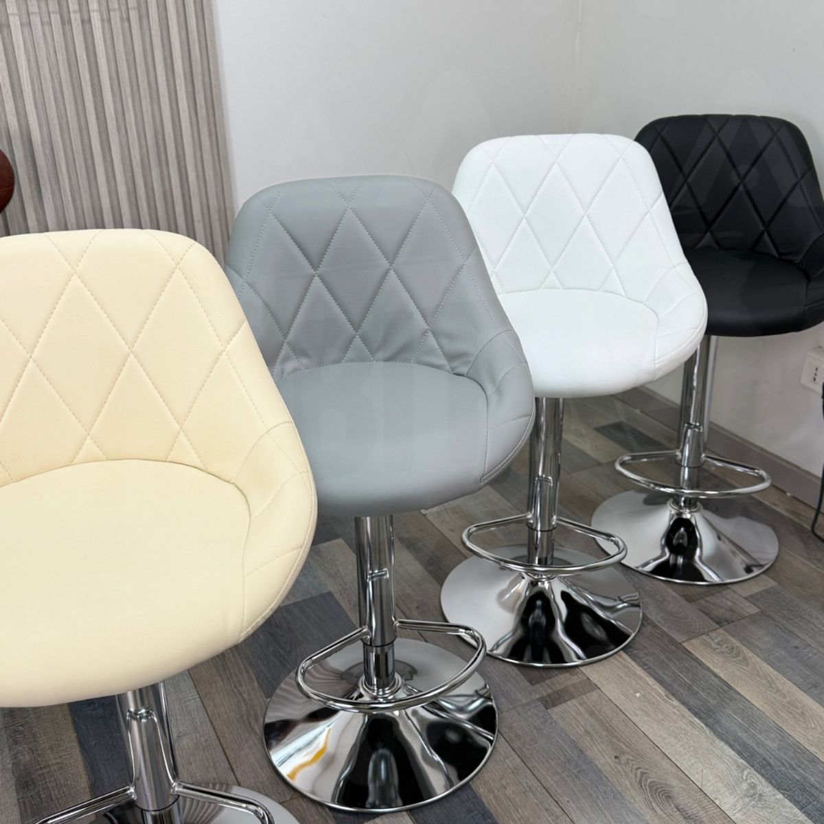 HABITA2 CHILE - PACK 4 SILLAS DE BAR TAPIZADO EN ECOCUERO DANI