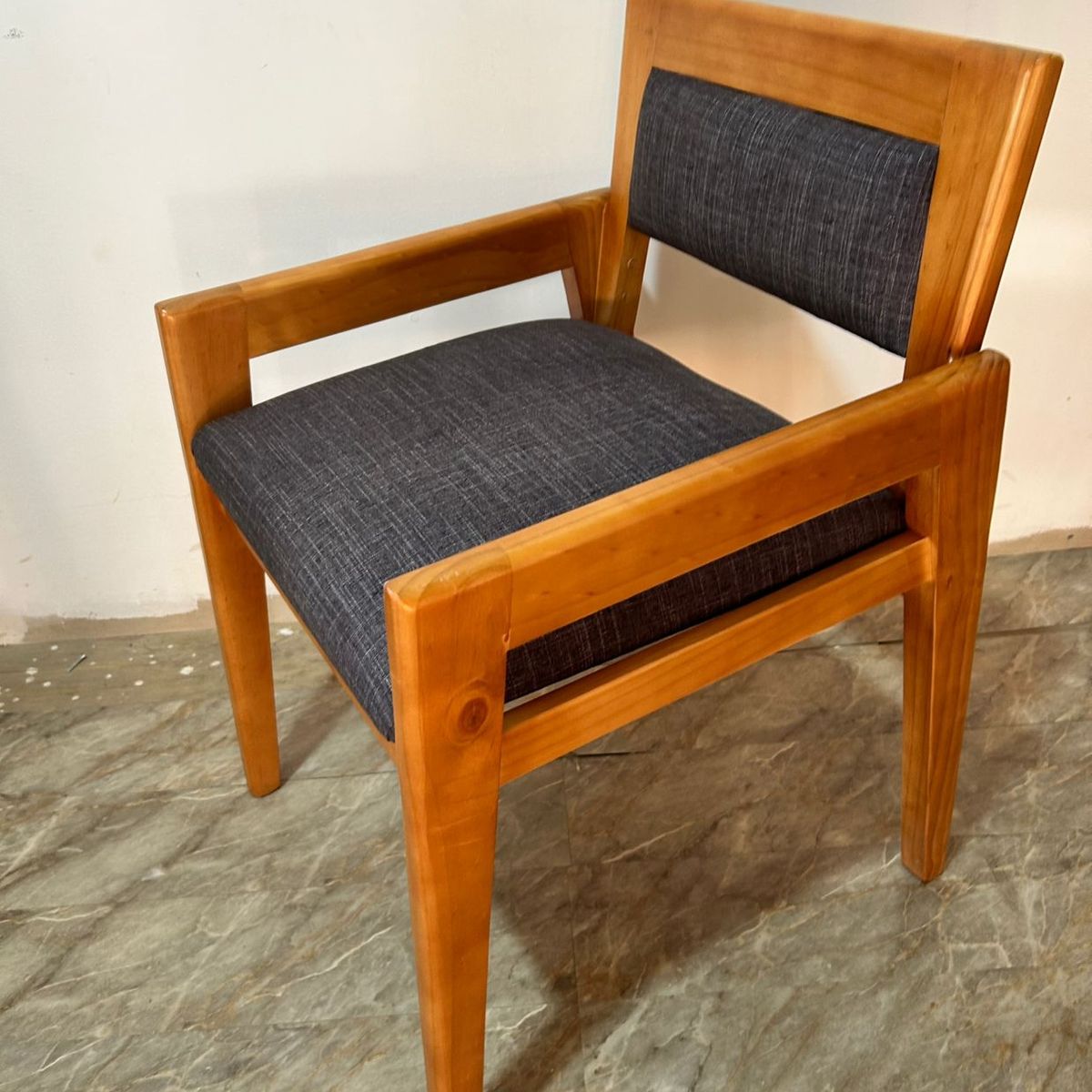 CREACIONES LUCAG - sillas comedor mediterraneas de madera miel tapiz gris