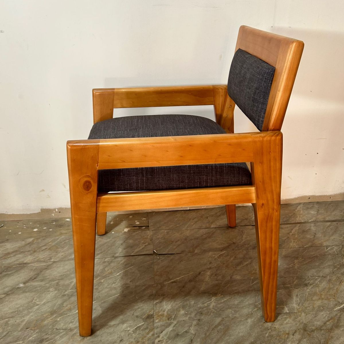 CREACIONES LUCAG - sillas comedor mediterraneas de madera miel tapiz gris