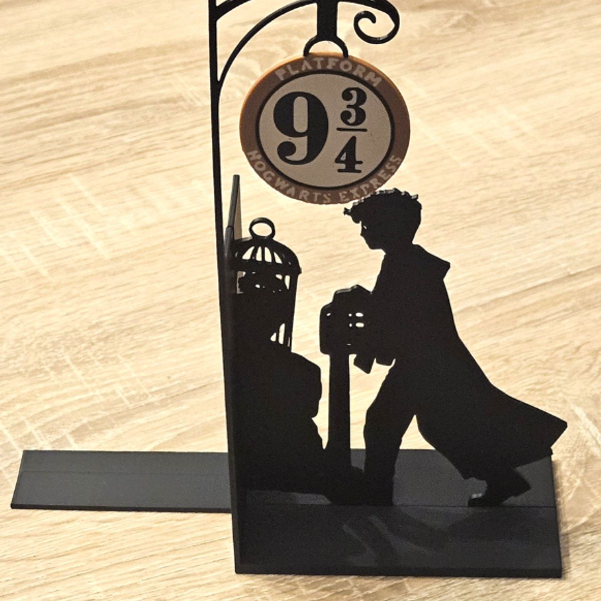 GENERICO - Sujetalibros- Niño Mago y el Andén