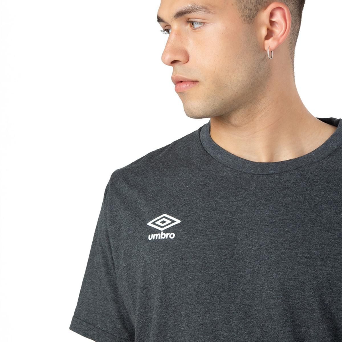 UMBRO - Polera Umbro Essentials Small Logo Hombre Gris Oscuro