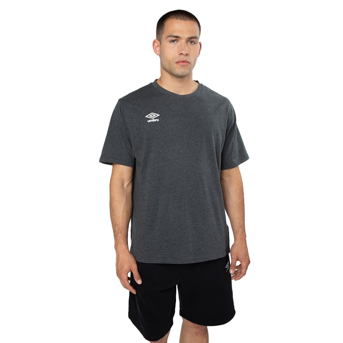 UMBRO - Polera Umbro Essentials Small Logo Hombre Gris Oscuro