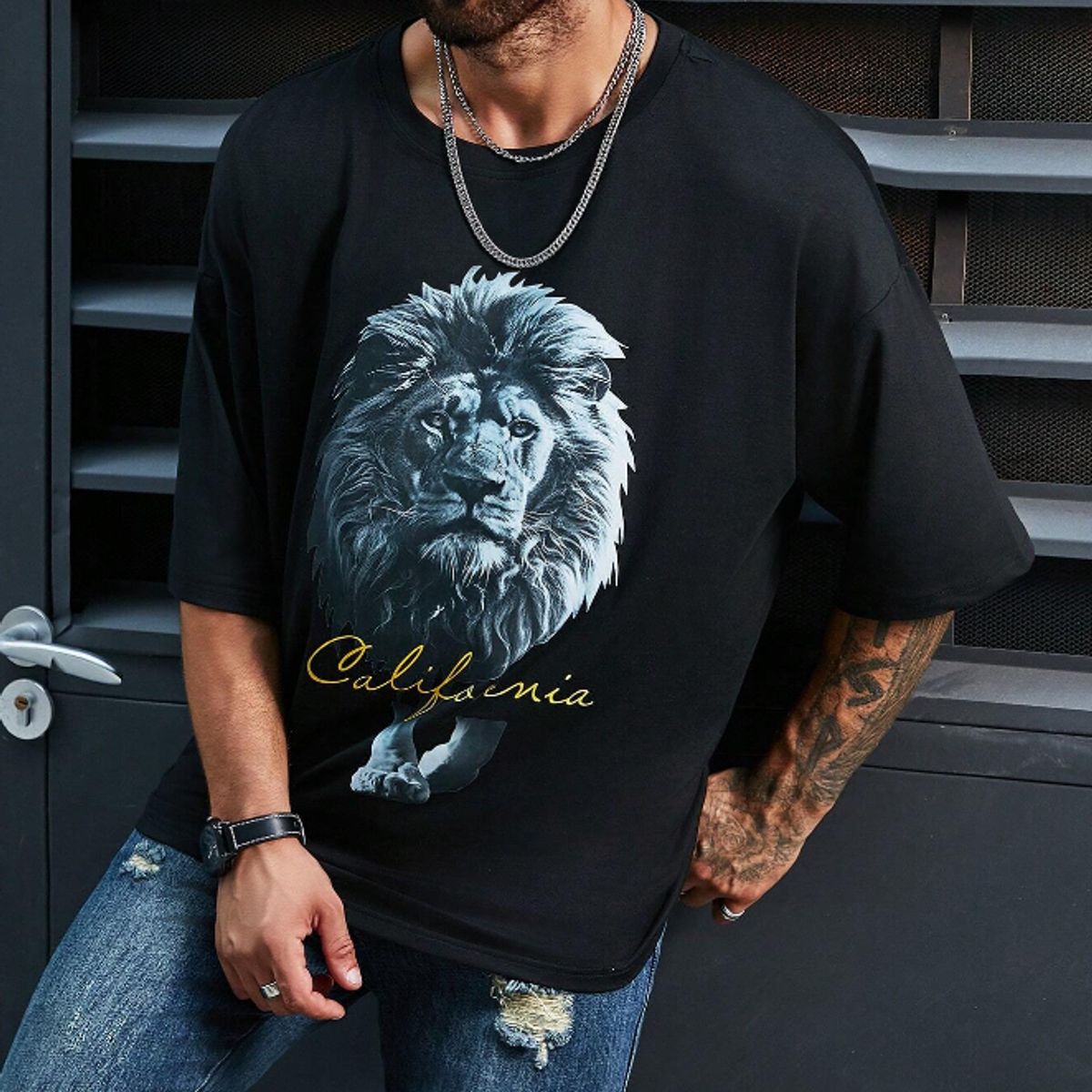 KIRAMA CLOTHING STORE - Polera Hombre Estampada León California  Negro