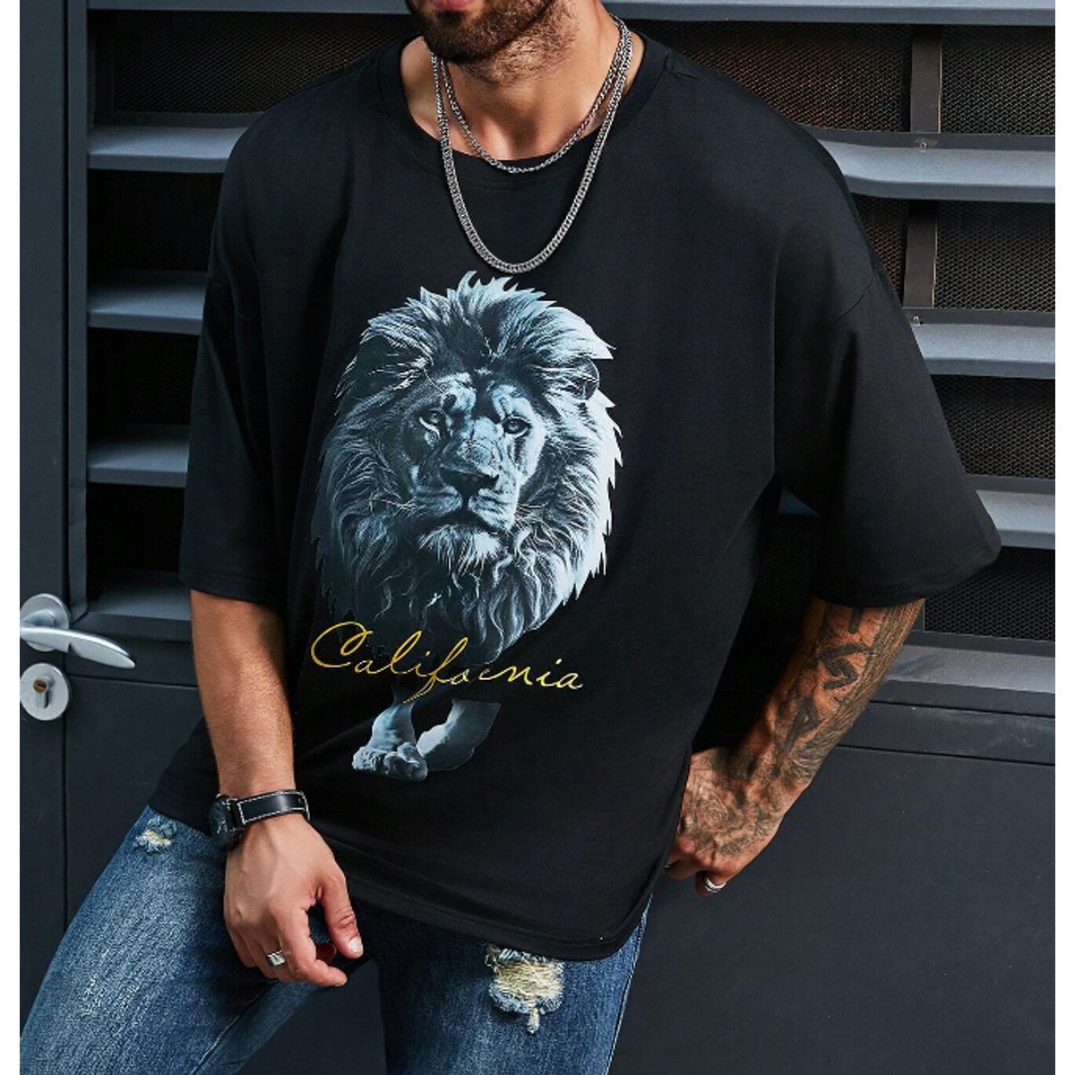 KIRAMA CLOTHING STORE - Polera Hombre Estampada León California  Negro