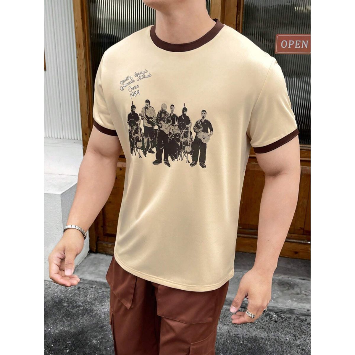 KIRAMA CLOTHING STORE - Camiseta Hombre Estampada Banda Vintage  Caqui