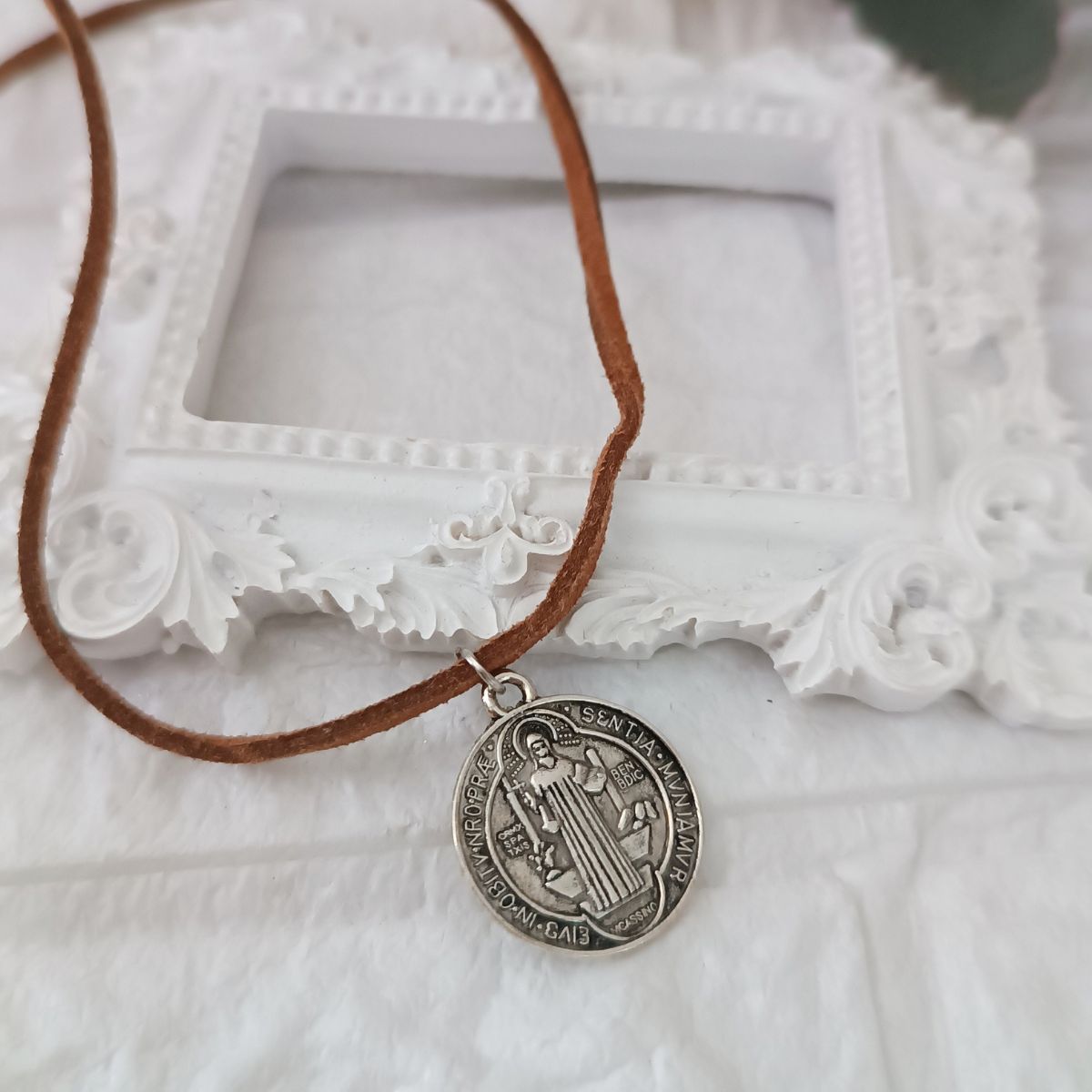 GENERICO - Collar gamuzado con medalla de san benito